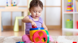 Rola DHA w żywieniu niemowląt i małych dzieci - Niektóre tłuszcze są niezbędne w diecie każdego człowieka, szczególnie najmłodszych. Poznaj dobry tłuszcz – DHA, czyli kwas dokozaheksaenowy. Nowa receptura NAN OPTIPRO® Plus 2 HM-O i NAN OPTIPRO® 2 zawiera większą*** ilość DHA*.