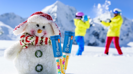 3 kroki do naprawdę udanych ferii z Plusssz Junior - Ferie to nie tylko czas odpoczynku – to dwa tygodnie radości i śmiechu, zwłaszcza, gdy śnieg z nieba sypie! Ekspert od zdrowia i odporności, Plusssz Junior zdradzi ci 3 niezawodne sposoby na to, aby nie przegapić ani jednego dnia zimowych zabaw.