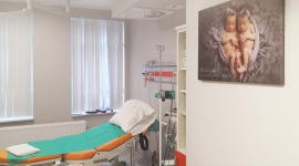 W szpitalach i szkołach rodzenia zawisły artystyczne zdjęcia noworodków - Niecodzienne zdjęcia noworodków można podziwiać w kilku szpitalach, przychodniach oraz szkołach rodzenia w Białymstoku, Bielsku Podlaskim, Sokółce oraz Ełku. Obrazy nie tylko ocieplają wygląd wnętrz. Przynoszą także dużo radości - zarówno pacjentom, jak i personelowi.