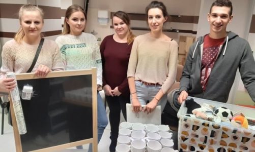 Mali pacjenci malowali kubki z wolontariuszami