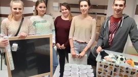 Mali pacjenci malowali kubki z wolontariuszami - Wolontariusze z Ikano Banku odwiedzili podopiecznych Uniwersyteckiego Szpitala Dziecięcego w Lublinie. Dla małych pacjentów przygotowali zajęcia rozwijające kreatywność – wspólne dekorowanie kubków. Przynieśli też kosz kolorowych maskotek, bajek oraz innych zabawek.