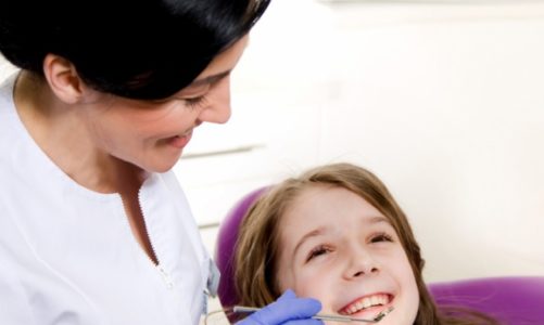 Pierwsze zęby u dziecka – jak o nie dbać, by uniknąć problemów w przyszłości?