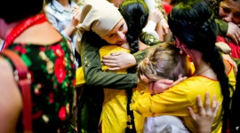 Brave Kids znów w Wałbrzychu. Tym razem w nowej odsłonie - Przyjmij młodych artystów, którzy przyjadą do Polski z całego świata. W Wałbrzychu projekt artystyczno-edukacyjny Brave Kids odbywa się już po raz 6., w tym roku debiutuje w nowej formule. Rozpoczęła się rekrutacja rodzin goszczących i wolontariuszy.