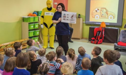 Jan znów w akcji! Przypomina dzieciom o bezpieczeństwie na drodze