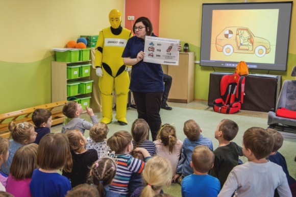 Jan znów w akcji! Przypomina dzieciom o bezpieczeństwie na drodze