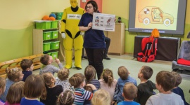 Jan znów w akcji! Przypomina dzieciom o bezpieczeństwie na drodze - Manekina testowego Jana znają prawie wszystkie wielkopolskie dzieci. Ten żółty bohater co roku odwiedza przedszkolaków oraz uczniów szkół podstawowych, aby przypomnieć im o najważniejszych zasadach dotyczących bezpieczeństwa na drodze.