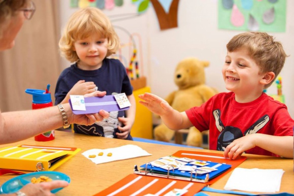 Kontynuuj naukę z metody PECS – weź udział w szkoleniu dla zaawansowanych - Autyzm to jedno z najpoważniejszych zaburzeń rozwojowych, które wpływa na umiejętność codziennej komunikacji. Zaawansowane sposoby pracy z PECS zostaną przedstawione na dwudniowym szkoleniu, które odbędzie się 8-9 czerwca w Poznaniu i 15-16 czerwca w Warszawie.