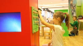 Lato w Blue City - Jak zagospodarować czas dziecku podczas wakacji, a przy okazji stworzyć mu wiele możliwości rozwoju płynących z połączenia zabawy z edukacją? Rozwiązaniem może być oferta wakacyjnych atrakcji, którą proponuje Blue City.