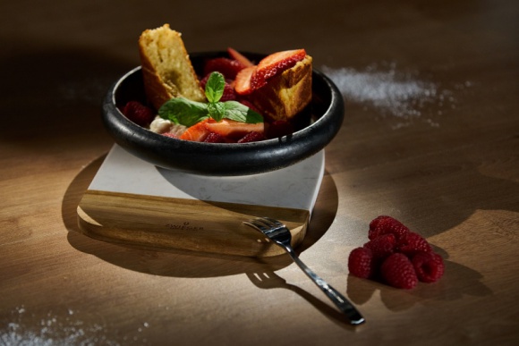 Rodzinna przygoda w kuchni, czyli jak gotować z dziećmi - Wspólne gotowanie to doskonała atrakcja dla dzieci, wyrabiająca nowe umiejętności i nawyki żywieniowe. Wystarczy odrobina kreatywności oraz nowoczesne sprzęty kuchenne, aby przygotowywanie posiłków z dziećmi było bezpieczne i pełne uciechy.