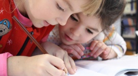 Jak zapewnić dobrą edukację dziecku z autyzmem? - Przedszkole i szkoła kształtują przyszłość dzieci. Wybór odpowiedniej placówki edukacyjnej jest szczególnie ważny dla rodziców dzieci ze spektrum autyzmu i innymi zaburzeniami rozwoju.