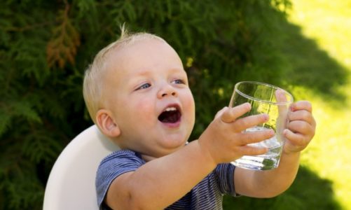 Opieka nad maluchem podczas upałów