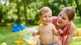 Odpowiedzi na 4 najczęstsze pytania dot. żywienia rocznego dziecka - Jak zadbać o prawidłową dietę dziecka, które nadal intensywnie rośnie i ma nieposkromioną chęć poznawania świata? Poznaj odpowiedzi na 4 ważne pytania!