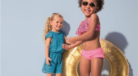 Plażowanie z dziećmi: o czym pamiętać, by stało się przyjemnością - Kiedy byliśmy dziećmi, czas spędzony na plaży – czy to przy brzegu lokalnej rzeczki, nad jeziorem czy też morzem – należał do najmilszych momentów lata. Pewnie niejeden z nas wspomina tę beztroskę z rozrzewnieniem…