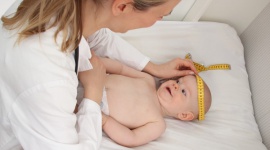 Alergia – czy to choroba, której nie da się wyleczyć? - Alergia, czyli nadmierna, nieprawidłowa reakcja układu immunologicznego na występujące w środowisku substancje, określane jako alergeny, które w normalnych warunkach nasz organizm powinien tolerować, może rozwinąć się w zasadzie w każdym wieku.