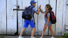 Szkolny LOOZZ z BIEDRONKĄ - Firma St. Majewski wprowadza na rynek nową markę artykułów tekstylnych o nazwie „LOOZZ”. Produkty z tej linii to m.in. plecaki, piórniki oraz saszetki. WyLOOZZowana kolekcja dostępna będzie wyłącznie w ofercie sieci sklepów Biedronka od dnia 5 sierpnia br.