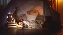 Potwór z szafy, czyli czego boją się dzieci i jak radzić sobie z ich lękami - Dzieciństwo to czas beztroski, zabawy oraz… dziecięcych lęków. Maluchy w wieku przedszkolnym oraz żłobkowym dopiero uczą się świata, stąd bywają pełne obaw przed różnymi postaciami, zjawiskami, przedmiotami, dźwiękami czy obrazami.