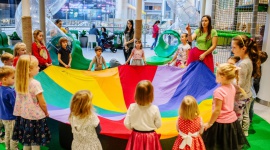 Blue City - centrum pomagania - Nie tylko centra handlowe, ale i ich najemcy angażują się w działania charytatywne i organizują rozmaite akcje społeczne. W Blue City aktywność CSR najemców skierowana jest przede wszystkim do dzieci i młodzieży.