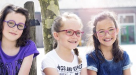 Uważaj na wzrok swojej pociechy! - 1,5 miliarda ludzi na całym świecie – ta liczba mówi sama za siebie, a statystki z roku na rok nieubłaganie rosną. Krótkowzroczność to schorzenie dotykające wszystkich, a jej pierwsze symptomy pojawiają się u coraz większej liczby dzieci.