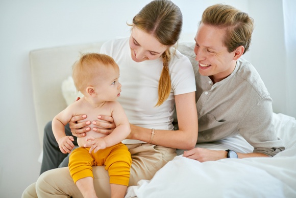 Szczęście dziecka jedną z najważniejszych wartości dla rodziców-Millenialsów - Jak pokazują wyniki najnowszego badania na temat szczęśliwego dzieciństwa, przeprowadzonego dla marki Bebiko 2 we współpracy z psychologiem dr Agnieszką Siedler, 93% opiekunów deklaruje, że nie ma dla nich nic ważniejszego niż szczęście dziecka.