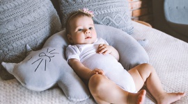 Karmienie piersią - poduszka do zadań specjalnych - Każda mama chciałaby, aby zakupione przedmioty były uniwersalne i przydatne zarówno dla niej, jak i dla noworodka. Przykładem może być poduszka do karmienia piersią. To doskonały sposób na uniknięcie kolek u dziecka, a także bólu kręgosłupa u mam.