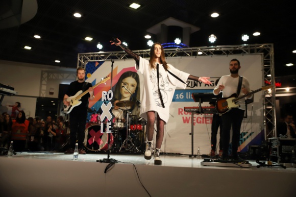 Roksana Węgiel w Bytomiu - Tłumy, prezenty i wielkie emocje towarzyszyły występowi Roksany Węgiel w Bytomiu. Wokalistka porwała publiczność. Zobaczcie, jak bawili się Ślązacy!