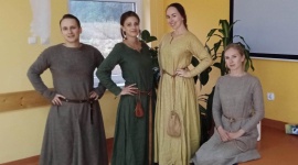 Wolontariusze Ikano Banku z lekcją historii w domu kultury - „Gdzie znajduje się najbliższy zamek?” to jedno z pytań, na jakie odpowiadali uczestnicy zabawy w średniowiecznym klimacie. Przygotowali ją i przeprowadzili młodzi ludzie zafascynowani historią, którzy na co dzień pracują w IKEA Bydgoszcz i polskim oddziale Ikano Banku.