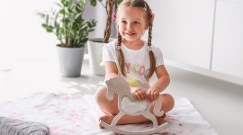 Modne i praktyczne dodatki dla maluszka - Modne wzory często przemijają, jednak niektóre są ponadczasowe. Są też takie, które wywołują w nas cudowne wspomnienia, które kojarzą się nam z własnym dzieciństwem.