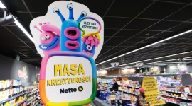 „Masa Kreatywności” – Netto rusza z atrakcyjną propozycją dla rodzin z dziećmi - W poniedziałek, 6 kwietnia, w sieci handlowej Netto startuje nowa kampania lojalnościowa – „Masa Kreatywności”. Klienci dyskontu w zamian za zakupy otrzymają saszetki z masą plastyczną Hey Clay, która daje nieskończone możliwości kreatywnej zabawy.