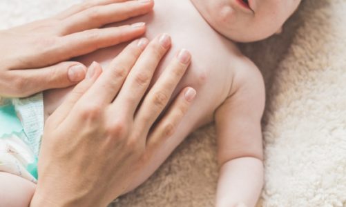 Czy znasz 5 oznak szczęśliwego brzuszka Twojego dziecka?