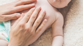 Czy znasz 5 oznak szczęśliwego brzuszka Twojego dziecka? - Pierwsze lata życia dziecka to intensywny czas nabywania przez układ pokarmowy nowych umiejętności. Dowiedz się, jak wygląda proces rozwoju oraz co się kryje pod pięcioma oznakami szczęśliwego brzuszka!