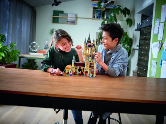 Magiczne przygody z zestawami z serii LEGO® Harry Potter™ Wizarding World - Grupa LEGO zaprezentowała nową serię magicznych zabawek, które zachwycą fanów Harry’ego Pottera i kolekcji Wizarding World. Te pełne tajemnic zestawy ożywią świat czarodziejów tak, jak może to zrobić wyłącznie zabawa klockami LEGO.