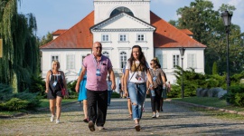 Dlaczego warto spędzić rodzinne wakacje z angielskim w Polsce? - Koronawirus sprawił, że Polacy zaczęli intensywnie szukać ciekawych miejsc na wakacje w kraju. O wyborze kierunku decyduje teraz przede wszystkim bezpieczeństwo, ale i wybór atrakcji, szczególnie jeśli wybieramy się na wczasy z dziećmi.