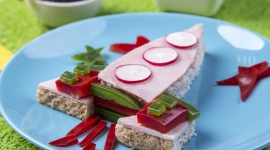 Back to school, czyli kreatywne pomysły na drugie śniadanie dla ucznia - Jak zachęcić dziecko do zjedzenia domowego posiłku w przerwie między lekcjami? Szczypta kulinarnej wyobraźni, przemycona w kolorowych dodatkach w lunchboxie, zdecydowanie ułatwi nam to zadanie.