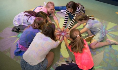 Dziecko z zaburzeniami integracji sensorycznej w szkole. Jak mu pomóc?