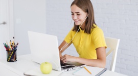 7 zalet zdalnego nauczania języków obcych dzieci i młodzieży - Po pół roku pandemii okazuje się, że nauczanie zdalne jest tak samo efektywne jak stacjonarne, a zalet nauki on-line w oczach uczniów jest więcej niż wad.