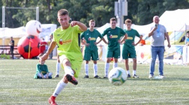 Biedronka oklaskuje nowych Mistrzów Polski w Piłce Nożnej - W deszczu konfetti i rytmie „We are the champions” mistrzowski puchar – nie kryjąc krzyku radości i łez wzruszenia – wznieśli młodzi zawodnicy z Kołaczkowa.