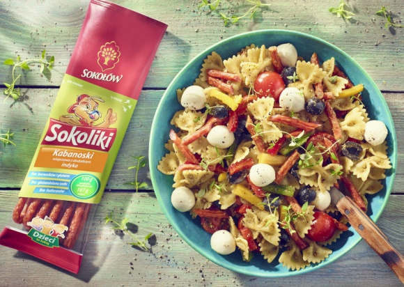 Pyszne danie dla dzieci - Prosta i pyszna - ta sałatka z pewnością przypadnie do gustu nie tylko najmłodszym. Do jej przygotowania potrzebne będą kabanoski - najlepiej wybrać takie, które odpowiadają potrzebom żywieniowym dzieci.