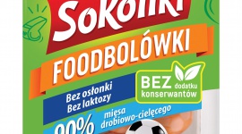 Pyszny smak i dobry skład - na okrągło! - Z myślą o małych fanach pysznego jedzenia, firma Sokołów poszerzyła linię Sokoliki o nowy produkt. Foodbolówki Sokoliki to mini paróweczki w kształcie kuleczki, symbolizującej piłkę. Nie tylko świetnie smakują, ale wyróżnia je też wysoka mięsność oraz dobry, krótki skład.