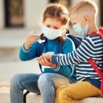 Tysiące uczniów wraca do szkół w środku pandemii