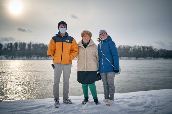 Nieocenione wsparcie Babci… - Babcia Janina ma uśmiechnięty głos. Wciąż pełno w niej energii, chęci do życia i nadludzkiej siły, którą dzieli się ze swoją niezwykłą rodziną, wspierając córkę Agnieszkę i zięcia Tomka w opiece nad trójką niepełnosprawnych dzieci.