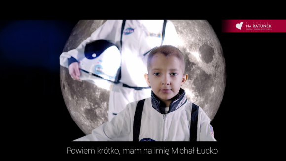 Radioterapia niczym lot rakietą kosmos. Michaś Łucko rapuje o walce z rakiem - Poznajcie kolejnego rapera z kliniki Przylądek Nadziei we Wrocławiu! W ramach nowatorskiego projektu terapeutycznego Michał sam napisał tekst piosenki, założył strój kosmonauty, złapał za mikrofon i nagrał teledysk, w którym pokazuje swój sposób na walkę z rakiem.