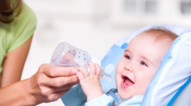 Jak wybrać odpowiednią wodę dla małego dziecka? - W diecie niemowląt oraz małych dzieci bardzo ważne jest nawodnienie, które wspomaga prawidłowe funkcjonowanie młodego organizmu oraz korzystnie oddziałuje m.in. na koncentrację. Przy doborze wody należy zwrócić uwagę na jakość produktu, potwierdzoną badaniami i certyfikacją.