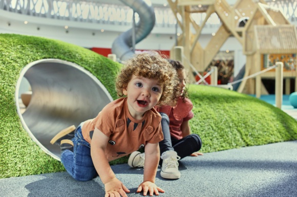 Szwedzka Wioska – plac zabaw w Wola Parku dla dzieci z różnymi potrzebami - Wola Park stworzył wyjątkowy plac zabaw dla dzieci i młodzieży. Został on dostosowany do potrzeb zarówno niemowląt od pierwszego roku życia, jak i nastolatków, a także dzieci z różnymi niepełnosprawnościami – wzroku, słuchu, ruchu czy wyzwaniami neurorozwojowymi.