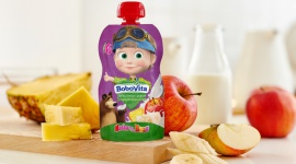 Nowe musy BoboVita Masza i Niedźwiedź - Wypróbuj z maluchem połączenie jabłka, banana, ananasa i truskawki z pysznymi napojami roślinnymi!