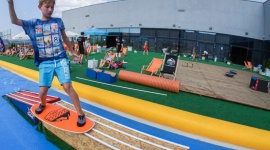 Wielkie surfowanie w Europie Centralnej - Już w najbliższy weekend, 6-7 sierpnia, w Centralnie Fajnej Letniej Strefie pojawi się tor do skimboardingu, czyli ślizgu na desce po cienkiej tafli wody. Będą też wielkoformatowe gry oraz koncert energetycznego zespołu Holly Blue. Na wszystkie imprezy wstęp wolny!