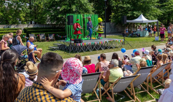Interaktywny spektakl, kolorowanki i pokazy baniek – przyjdź na piknik rodzinny