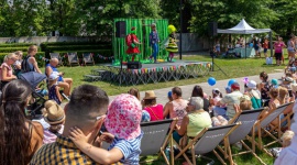 Interaktywny spektakl, kolorowanki i pokazy baniek - przyjdź na piknik rodzinny - Pozytywnie zakręcona ekipa Teatru Kultureska znów pojawi się we Wrocławiu. Tym razem na scenie wystąpią… kwiaty: Róża, Stokrotka i Kaktus. Zabawny spektakl „Bukiet Talentów” to jedna z atrakcji pikniku rodzinnego, który odbędzie się w najbliższą sobotę.