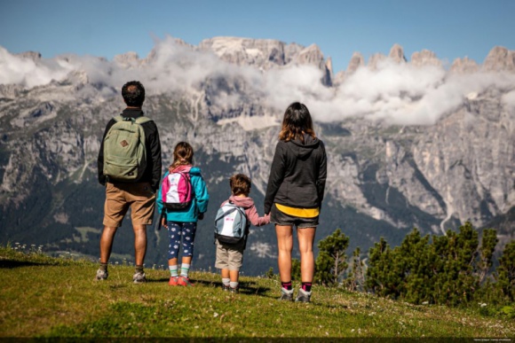 5 pomysłów na wypoczynek z dziećmi - Przełom lata i jesieni w regionie Trentino obfituje różnorodnością form wypoczynku dla dzieci i dorosłych. Mnogość trydenckich atrakcji wynika ze zróżnicowania terenu – od malowniczych dolin, poprzez około 300 jezior, po szczyty słynnych Dolomitów. Wyróżniamy 5 najciekawszych.