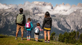 5 pomysłów na wypoczynek z dziećmi - Przełom lata i jesieni w regionie Trentino obfituje różnorodnością form wypoczynku dla dzieci i dorosłych. Mnogość trydenckich atrakcji wynika ze zróżnicowania terenu – od malowniczych dolin, poprzez około 300 jezior, po szczyty słynnych Dolomitów. Wyróżniamy 5 najciekawszych.