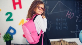 Jak najlepiej skompletować wyprawkę szkolną dla dziecka? - Wakacje nieubłagalnie zmierzają ku końcowi i nie tylko pociechy coraz częściej myślą o zbliżającym się początku roku szkolnego. Podpowiadamy, na co zwrócić uwagę i jak najlepiej przygotować dzieci na powrót do szkoły.